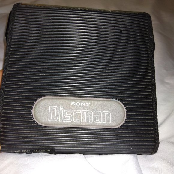 SONY D-7 DISCMAN CD PLAYER W/SONY BATTERY PACK BP-200 & POUCH FOR PARTS/…